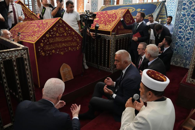 Hatice Turhan Valide Sultan Türbesi’ne Bakan Ersoy’dan ziyaret