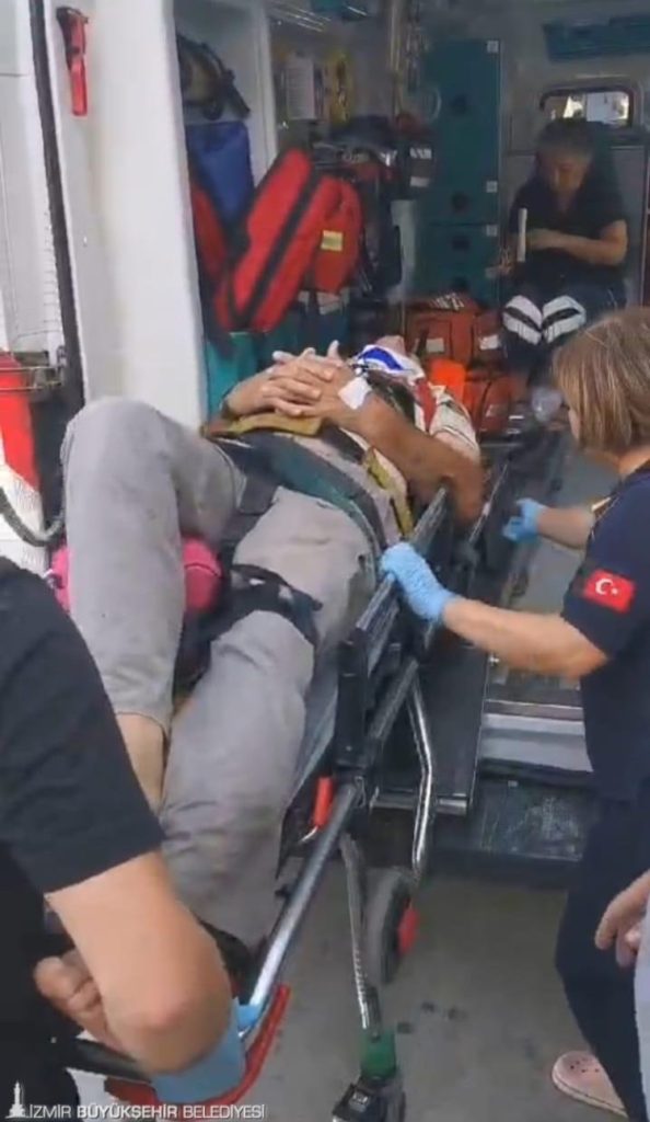 İzmir İtfaiyesi kayalıklardan düşen kişiyi kurtardı