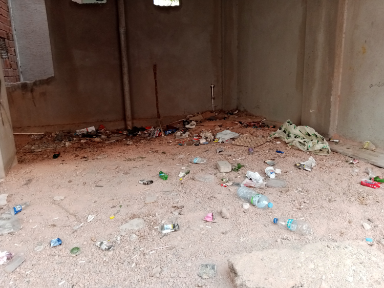 Kestel’deki bu binanın altı çöp eve döndü