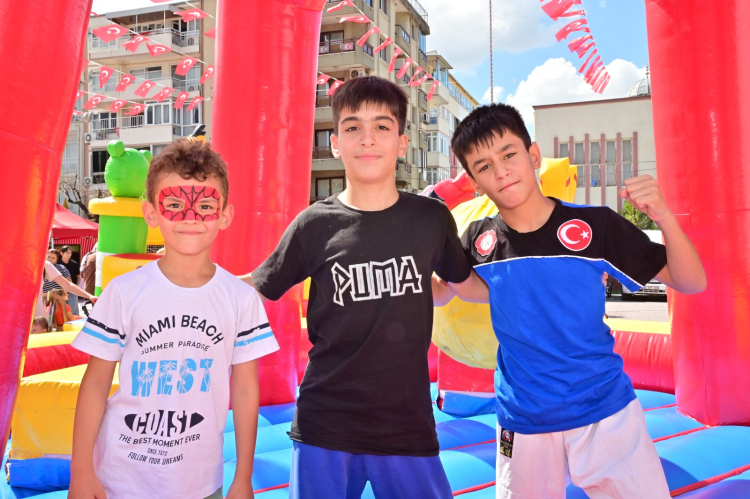 Manisa’da kurtuluş etkinlikleri çocukları sevindirdi