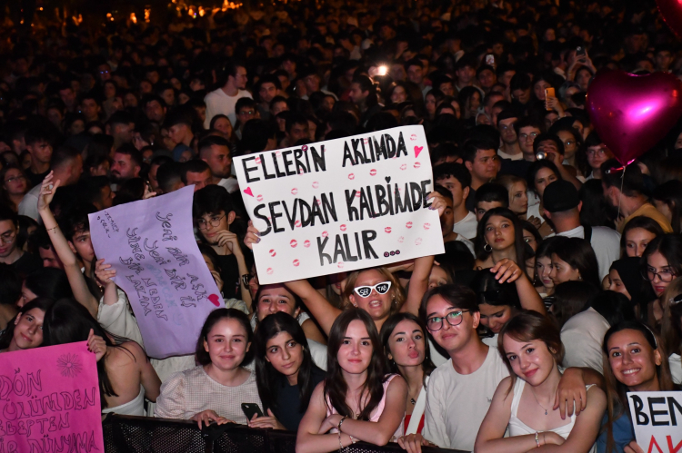 Sertab Erener Akhisarlılara unutulmaz gece yaşattı