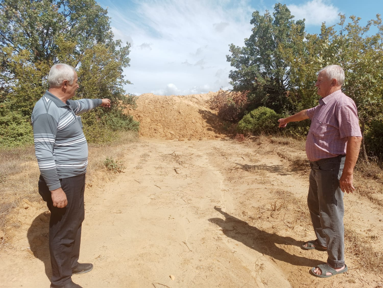 Tarlalara giden yol açıldı, çiftçi hasat gerçekleştirdi