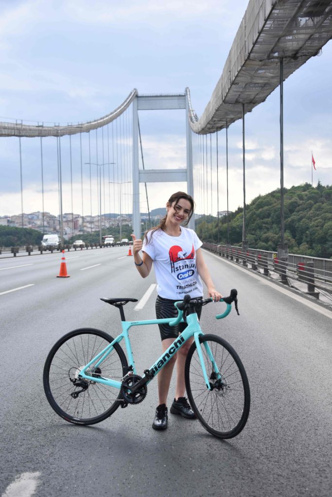 Ünlü oyuncu Avrupa’dan Asya’ya pedal çevirerek geçti