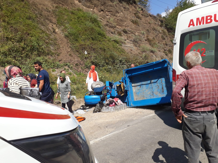 Yığılca’da tarım aracı kaza yaptı 7 kişi yaralandı 