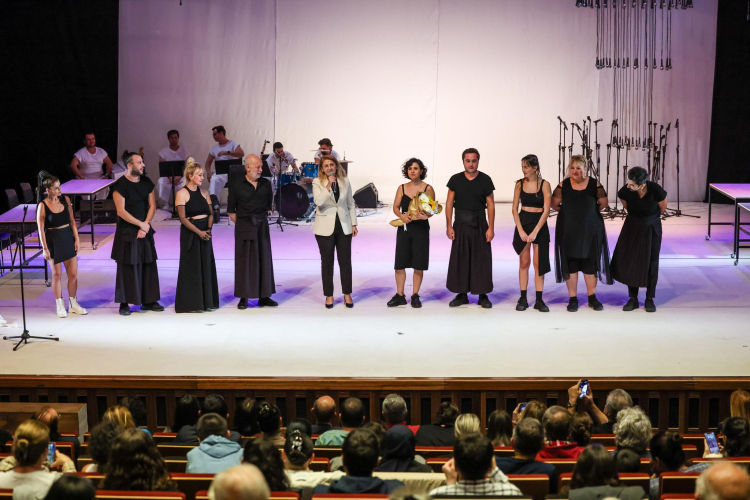 Başkan Ovalıoğlu, yenilenen Leyla Gencer’deki ilk oyunu izledi