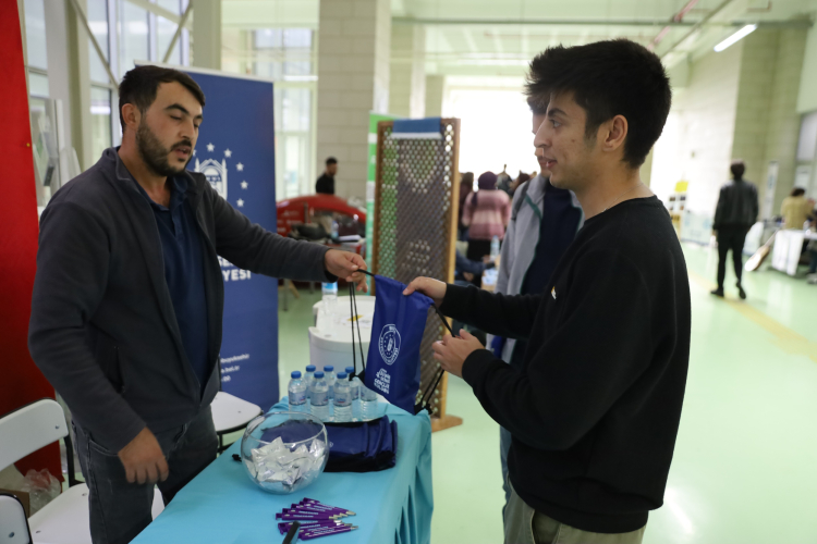 Bursa’da üniversiteliye sıcak karşılama