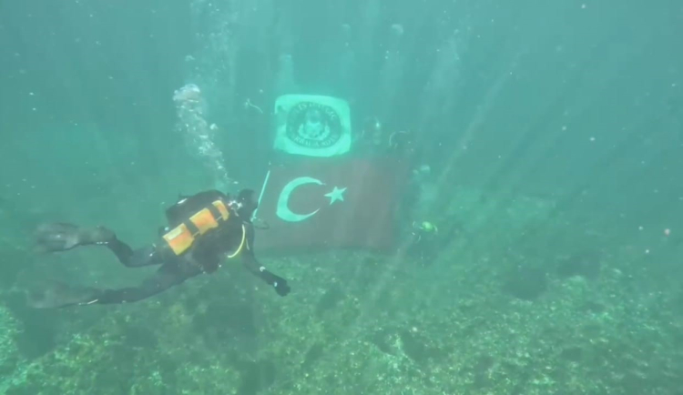 Halfeti’de su altında Türk Bayrağı açtılar