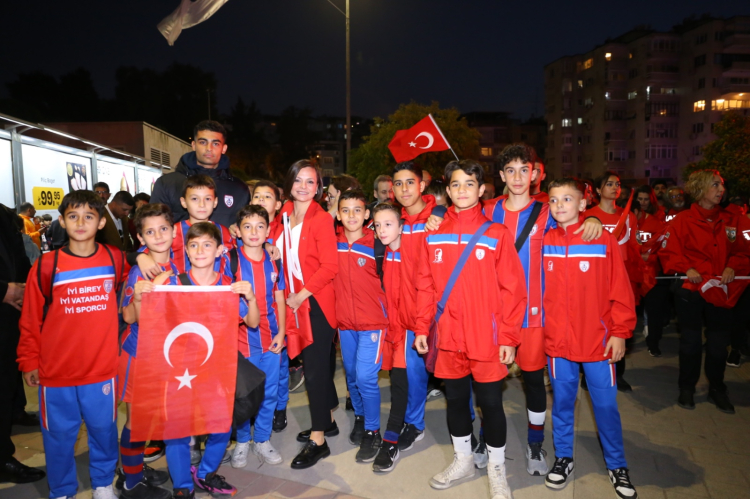 Karabağlarda coşkulu Cumhuriyet korteji