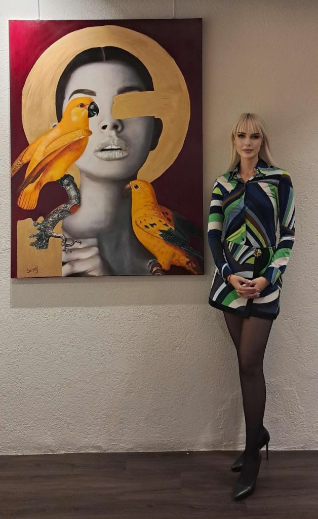 Simay Kışlaoğlu’nun ‘Zamansız Yüzler’ sergisi ilgi görüyor