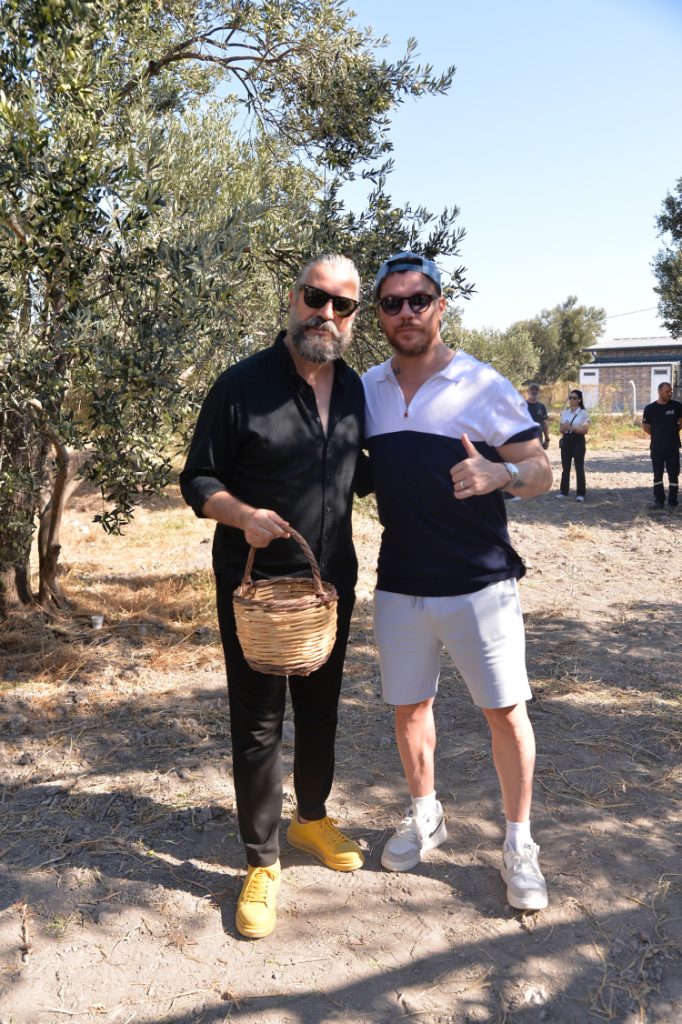 Ünlü isimler Balıkesir’de zeytin hasadı yaptı