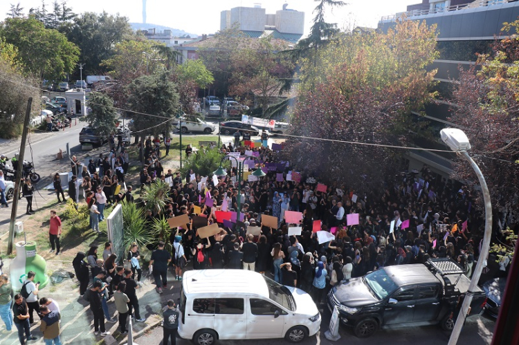 Üsküdar Üniversitesi “Şiddete Karşı” yürüdü!