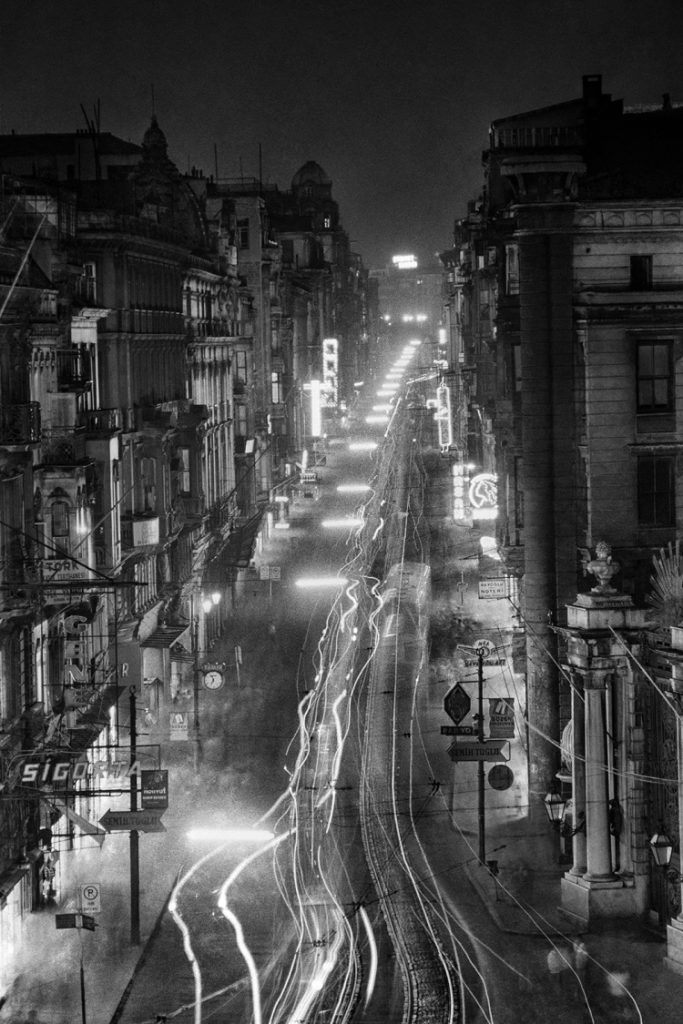 Ara Güler’in ‘İstanbul Uyanıyor’ kapılarını açtı