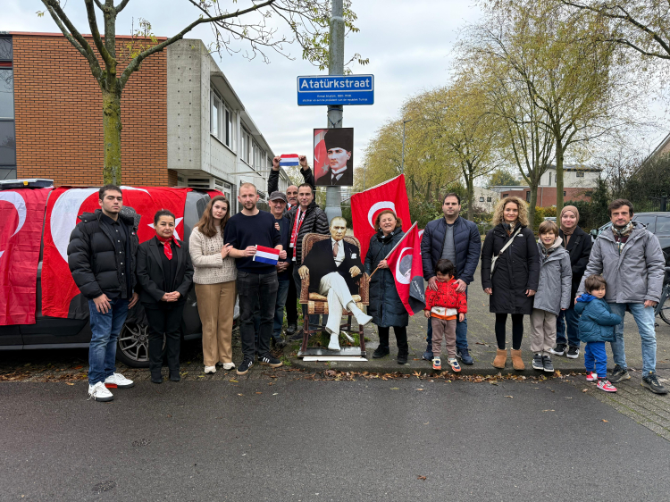 Hollanda’daki Atatürk Sokağı’nda Ata’ya özel anma
