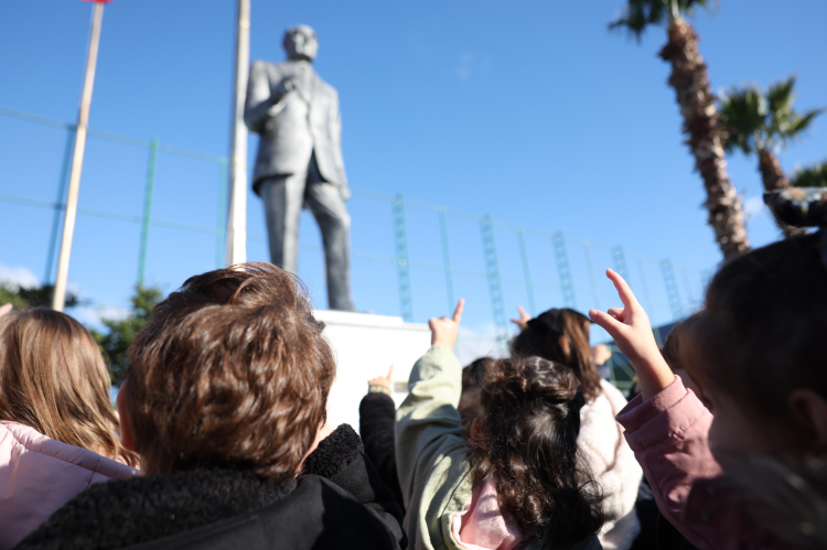 İstanbul’da Bakırköylü minikler Ata’sını andı