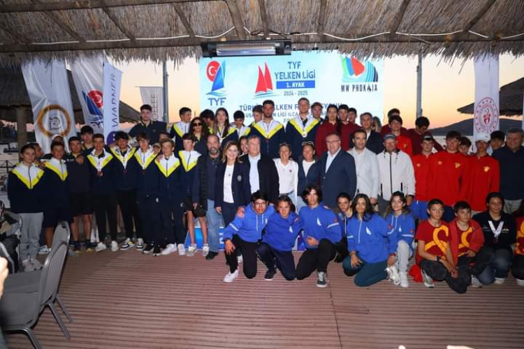 İzmir Foça’da yelkenciler ödüllendirildi