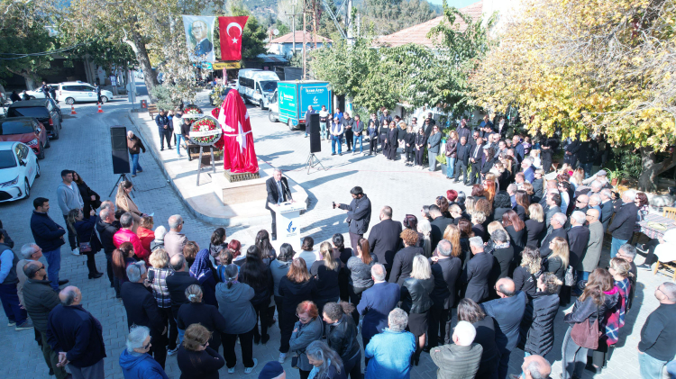 İzmir Güzelbahçe’ye Atatürk’ün yeni heykeli dikildi