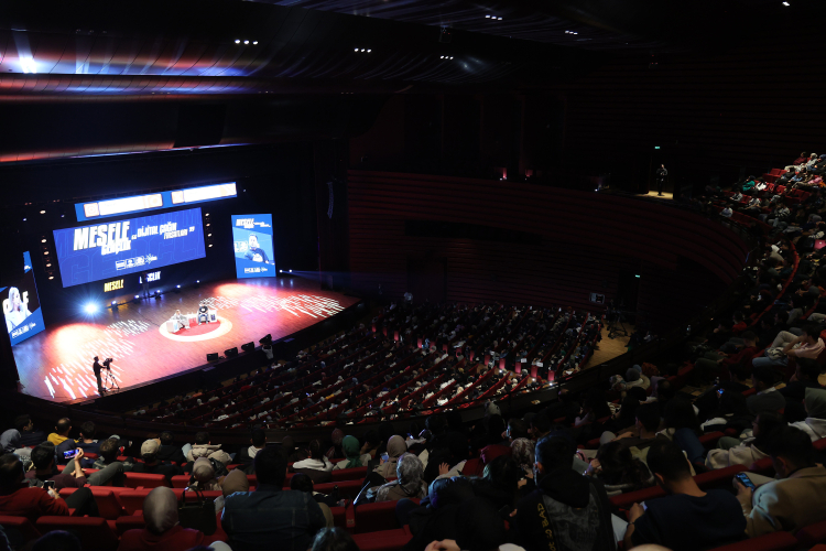 Teknoloji tutkunu Konya’da gençlerle bir araya geldi
