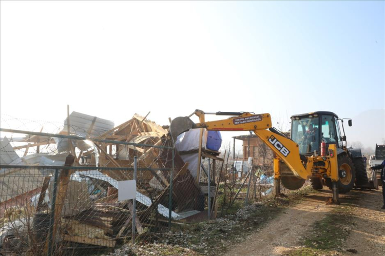 Bursa İnegöl’de kaçak yapılar ortadan kaldırılıyor