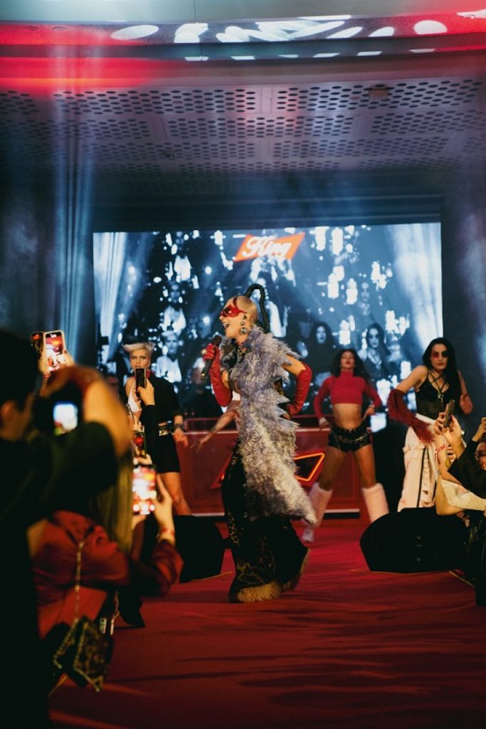 Denizin 8 metre altında Hande Yener konseri