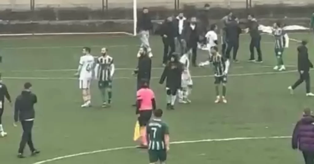 Düzce’de amatör lig maçında kavga çıktı