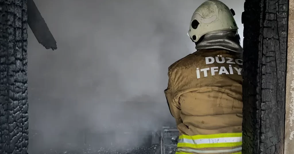 Düzce’de iki katlı ahşap ev küle döndü