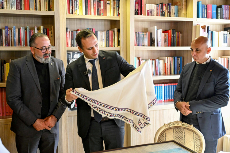 İzmir Bornova’da Ata Anı Evi’ne tarihi bağış