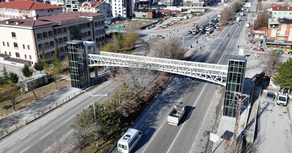 Konya’da yeniden inşa edilen Yaşar Doğu Yaya Üst Geçidi hizmete açıldı