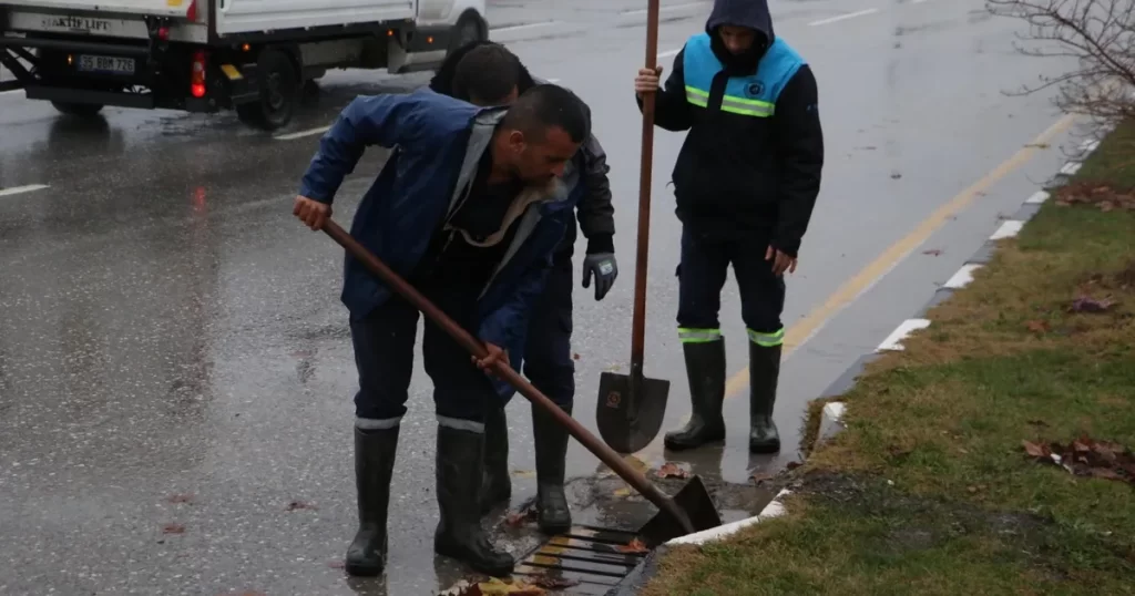 Manisa’da MASKİ ekipleri şiddeli yağışa karşı sahada