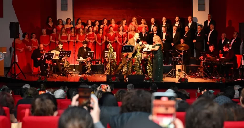 Manisa’da yeni yılı şarkılarla karşıladılar