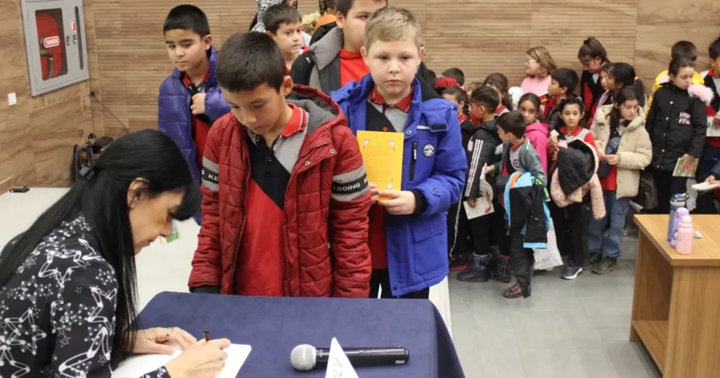 Muğla’da kitap kurtları yazarlarla buluştu