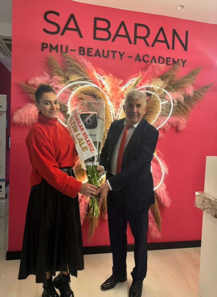 Usta sunucu Sa Baran’a teşekkür plaketi