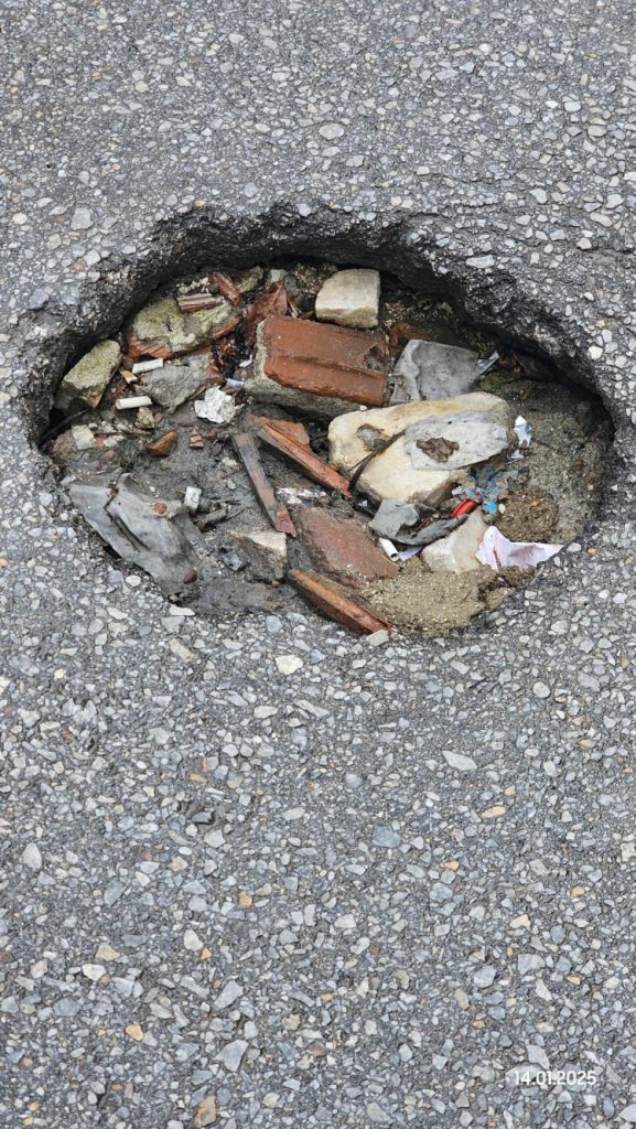 Bursa Yıldırım’da yol ortasındaki çukurda araçlar hasar görüyor