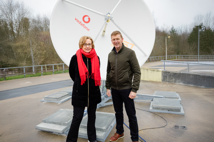 Dünyanın ilk uzay video görüşmesi yapıldı