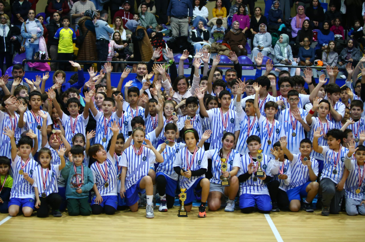 İzmir Karabağlar’da 850 minik sporcudan coşkulu sömestr