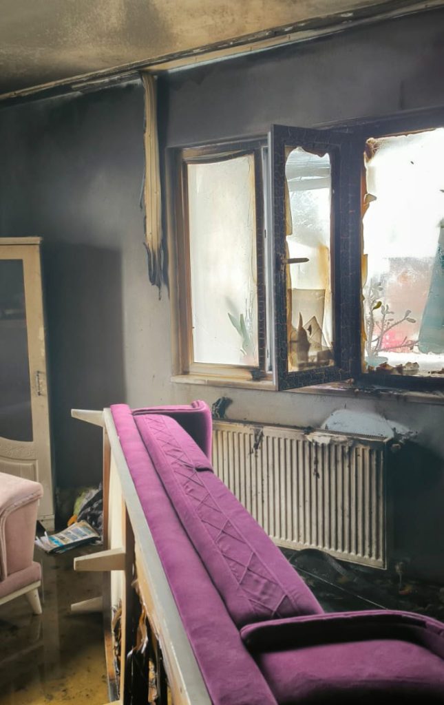 Sakarya’da kahraman itfaiyeciler minik Ahmet’i alevlerin arasından çıkardı