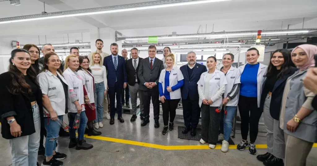 Başkan Tugay emekçi kadınlarla buluştu