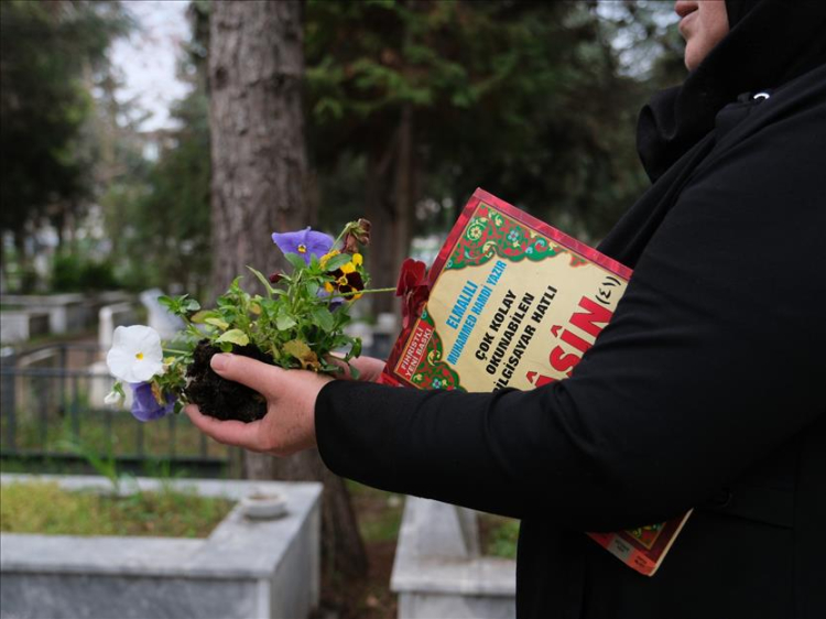 Bursa İnegöl’den mezarlıklarda çiçekli hediye