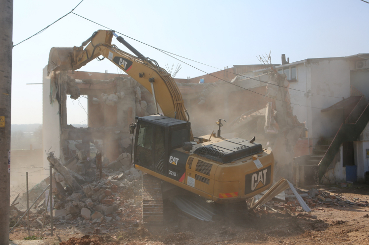 Bursa Nilüfer’de 2 katlı kaçak bina yıkıldı