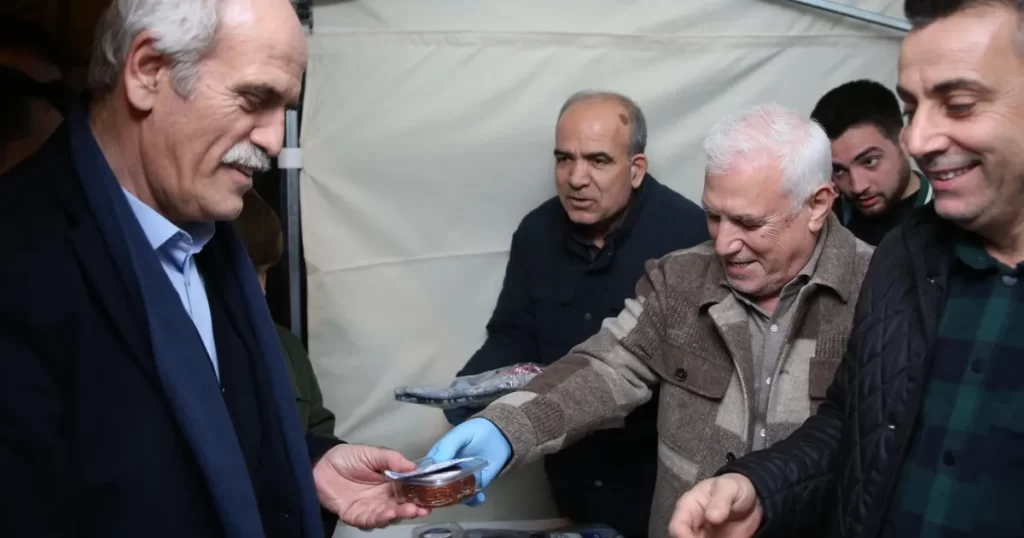 Bursa’da Başkan Bozbey’den Altepe’ye tatlı ikramı