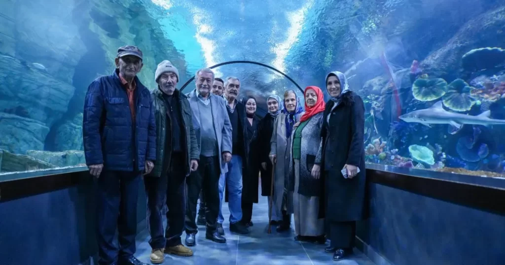 Huzurevi sakinlerinin akvaryum keyfi