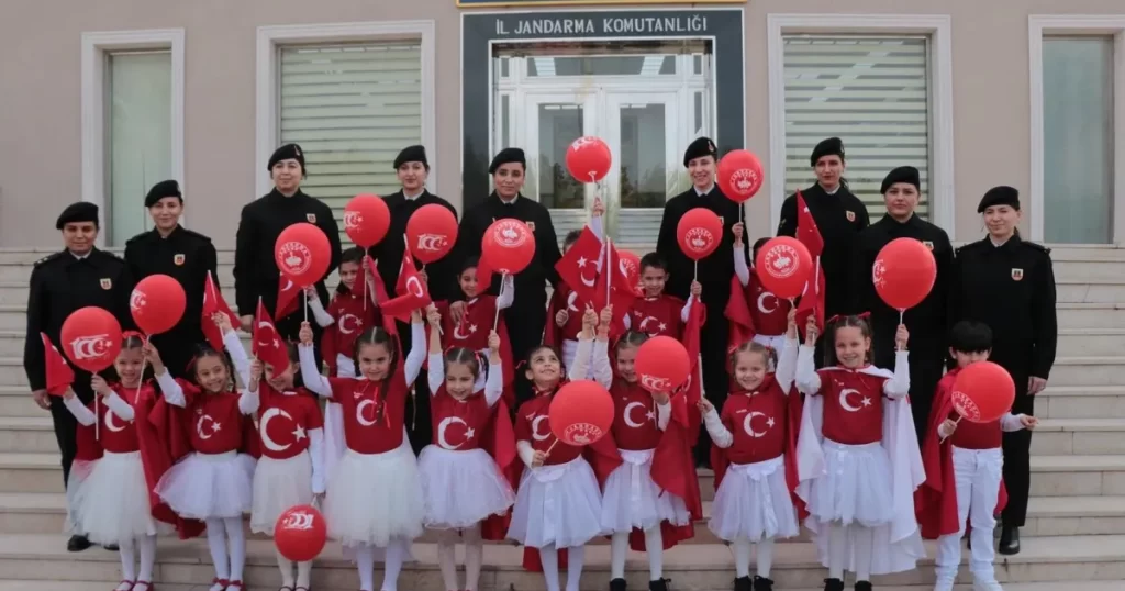 İzmir Gaziemirli öğrencilerden jandarmaya ziyaret