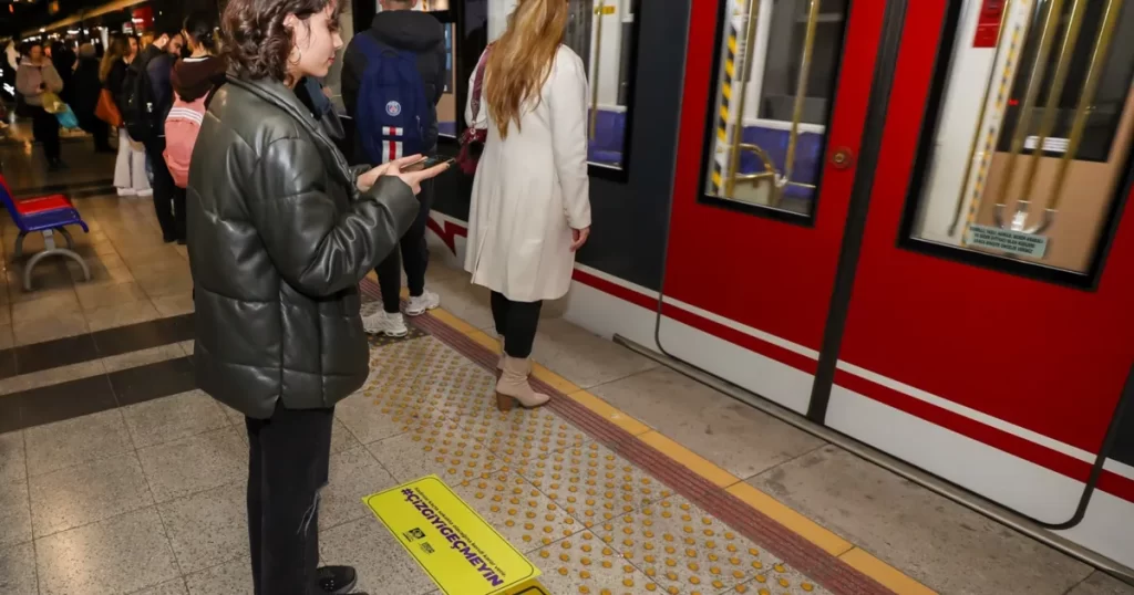 İzmir’de güçlü mesaj: #çizgiyigeçmeyin