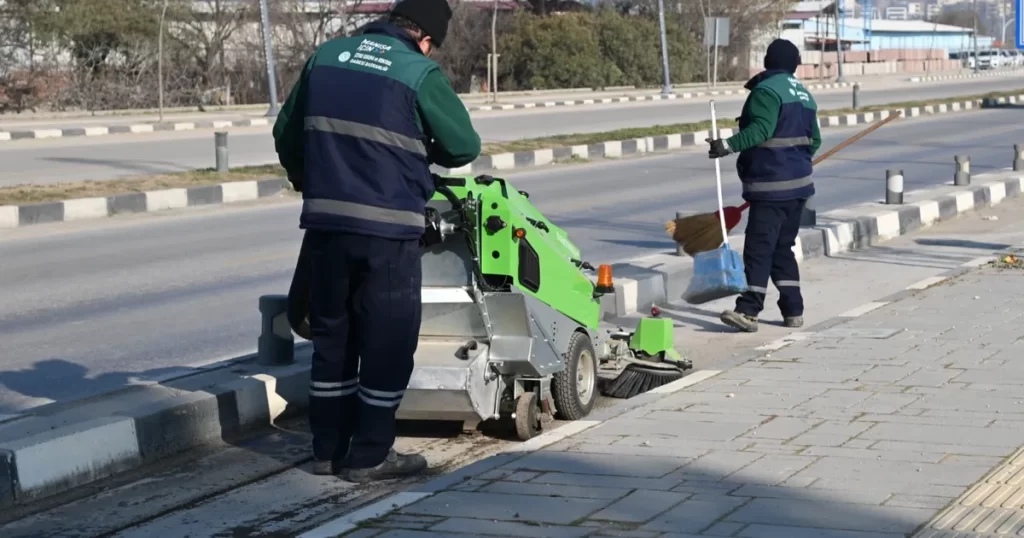 Kampüs yolundaki bisiklet yolu yenileniyor