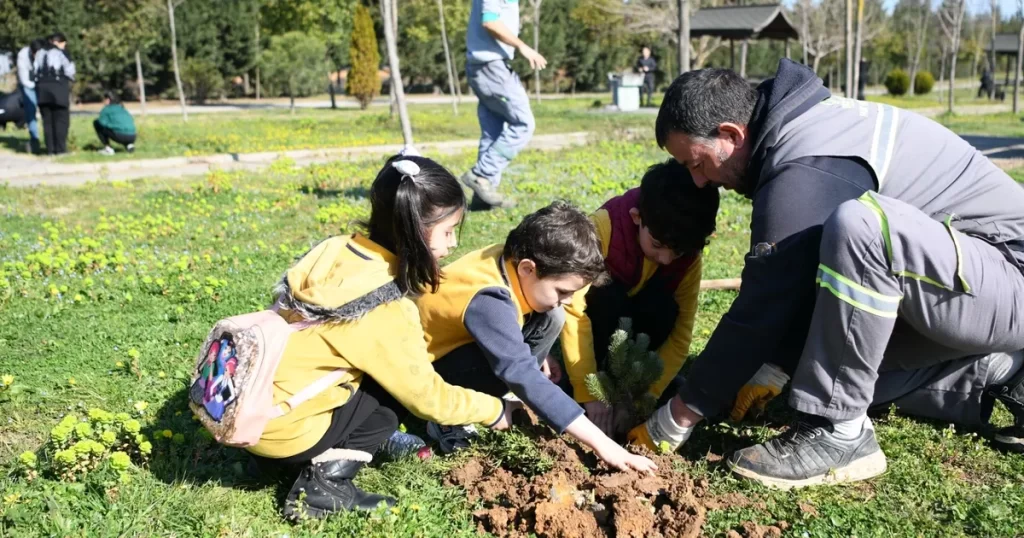 Kocaelili minikler, fidanları toprakla buluşturdu