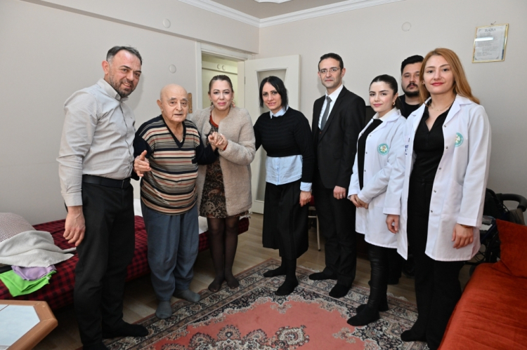 Manisa’da başkan eşinden duygusal ziyaret!