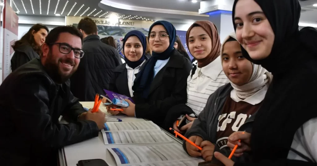 Manisa’da üniversite tanıtım gününe büyük ilgi