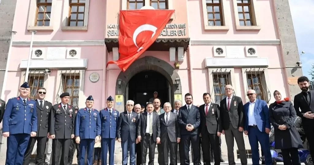 Memduh Büyükkılıç Çanakkale şehitlerini andı