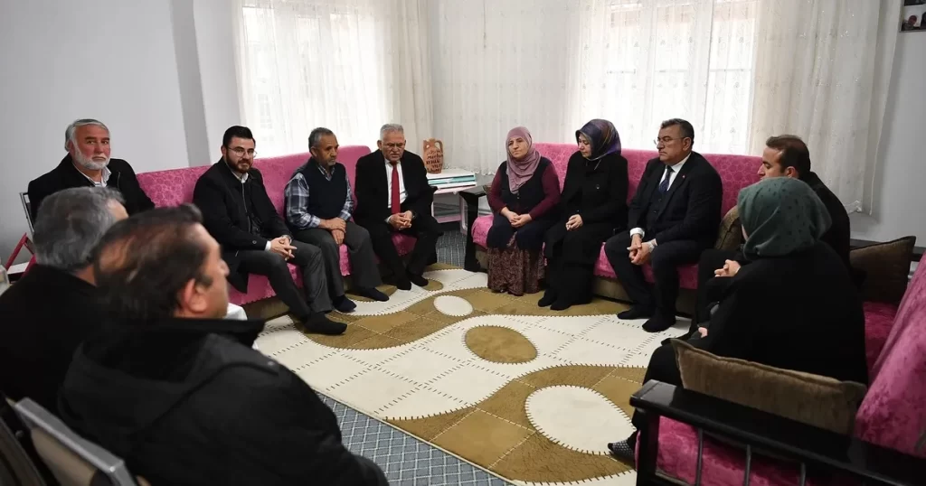 Memduh Büyükkılıç şehit ailelerinin yanında