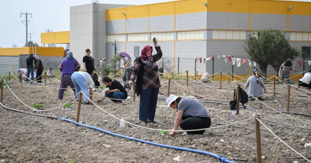 Bornova’da toprakta dayanışma, sofralarda umut