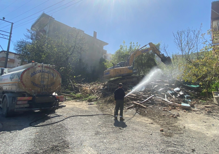 Kocaeli Gölcük’te riskli yapılar tek tek yıkılıyor